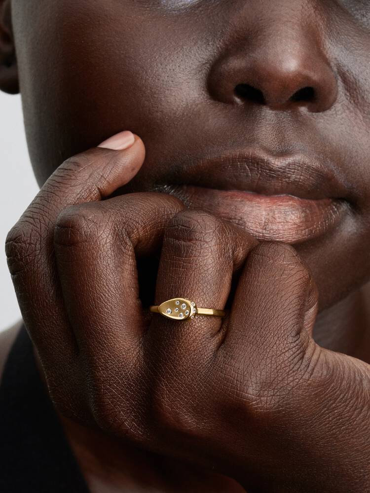 Pandora Medium Stone-Set Oval Signet Ring