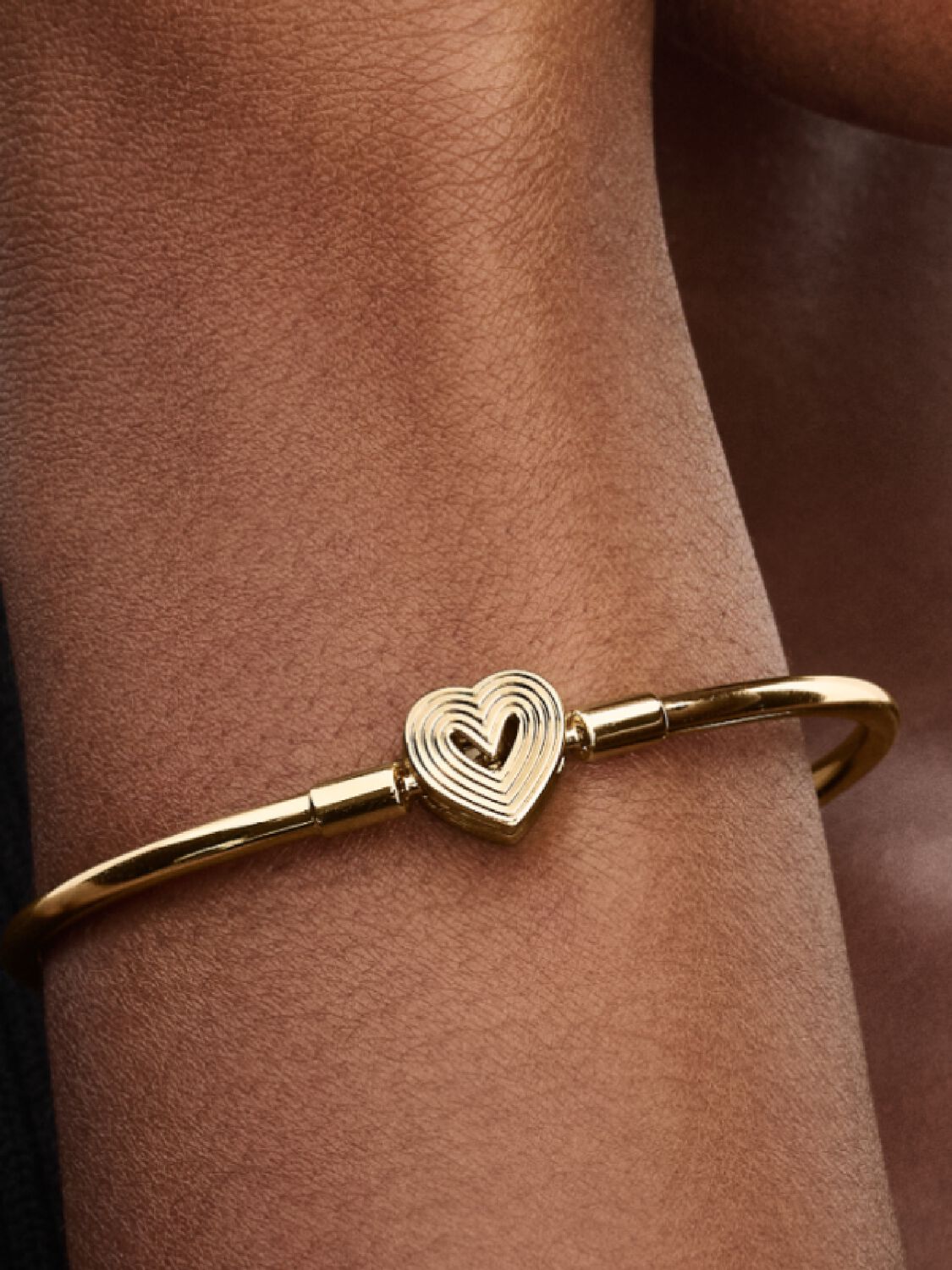 Pandora Radiating Heart Clasp Bangle